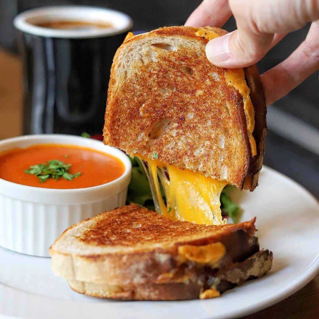 きょん。さんのインスタグラム写真 - (きょん。Instagram)「.  .  EIGHT TO FIVE @eight_to_five  きんきんに 冷え切った身体が 体温を一瞬で取り戻した きっかけはこちら。  いろいろな 味わい方をしてみた結果、 トマトスープに チーズサンドをディップするのが 個人的にはベストでした🤤  #eighttofive #osaka#breakfast#coffee」12月4日 7時16分 - kyon_tokiiro