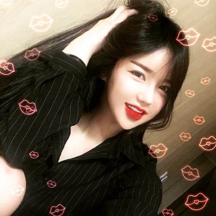 イ・スビンのインスタグラム：「어때요❤️🖤💋」