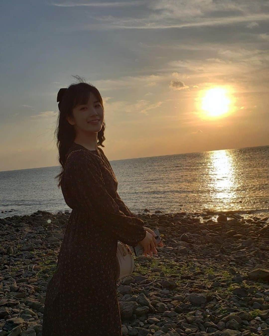 のインスタグラム：「おはようございますっ！  朝日にも見えるけど〜…きのうの投稿の夕日つながり！ということにして、また角島の写真へもどります😷❤️ #山口県#下関市#角島#やまぐちいいとこ」