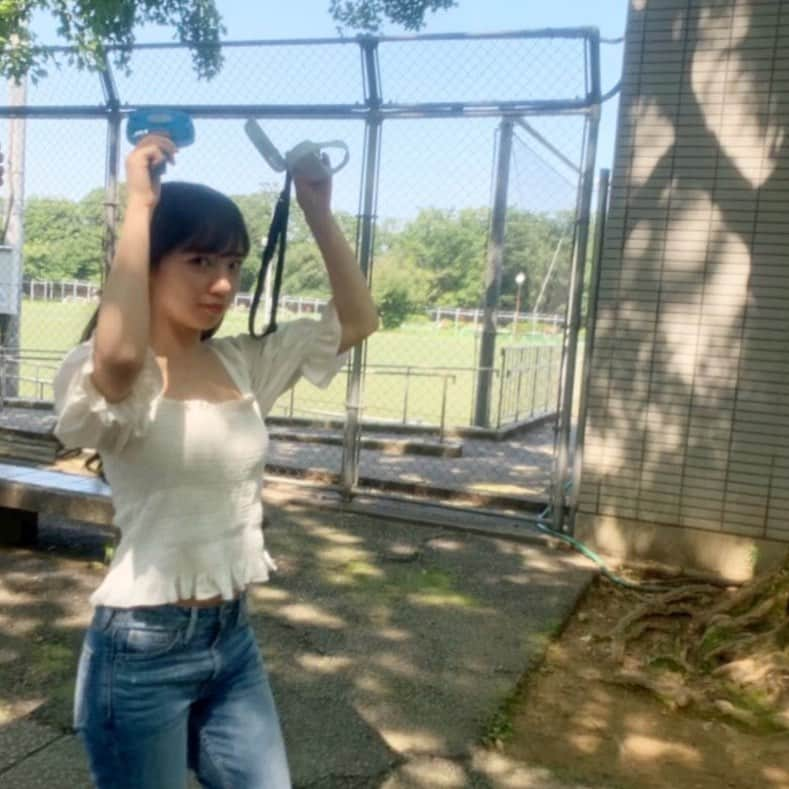 齊藤京子さんのインスタグラム写真 - (齊藤京子Instagram)「【オフショット】 公園デート撮影の別カットです📱✨ 白トップスにデニムのシンプルコーデがきょんこに似合いすぎなのでは…👖👸💕  😞めちゃボケた写真でごめんなさい🙇‍♀️  #齊藤京子1st写真集  #とっておきの恋人 #齊藤京子 #日向坂46 #きょんこしか勝たん #国民的彼女 #Kyonstagram 👸💕」12月4日 7時18分 - kyoko1st