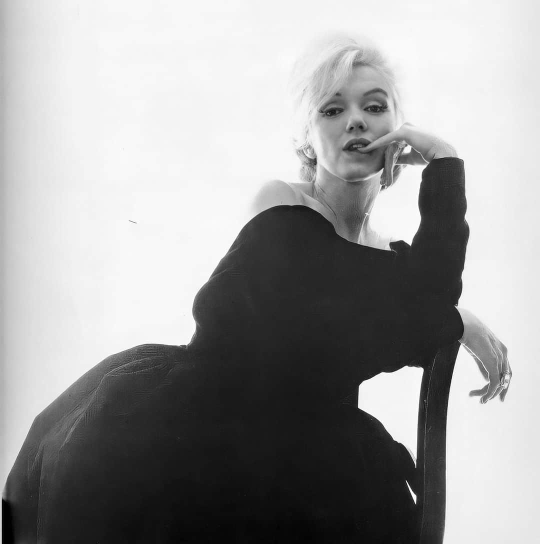 マリリン・モンローさんのインスタグラム写真 - (マリリン・モンローInstagram)「Marilyn photographed by Bert Stern, 1962 🖤 crazy that she seemed both happy and broken during this photo shoot 😔 #marilynmonroe」12月4日 7時20分 - welovemarilyn