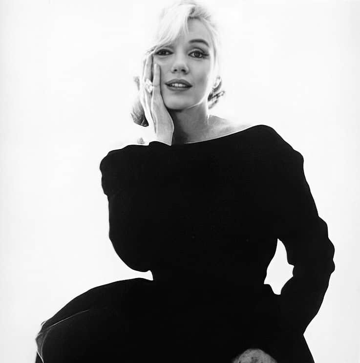 のインスタグラム：「Marilyn photographed by Bert Stern, 1962 🖤 crazy that she seemed both happy and broken during this photo shoot 😔 #marilynmonroe」
