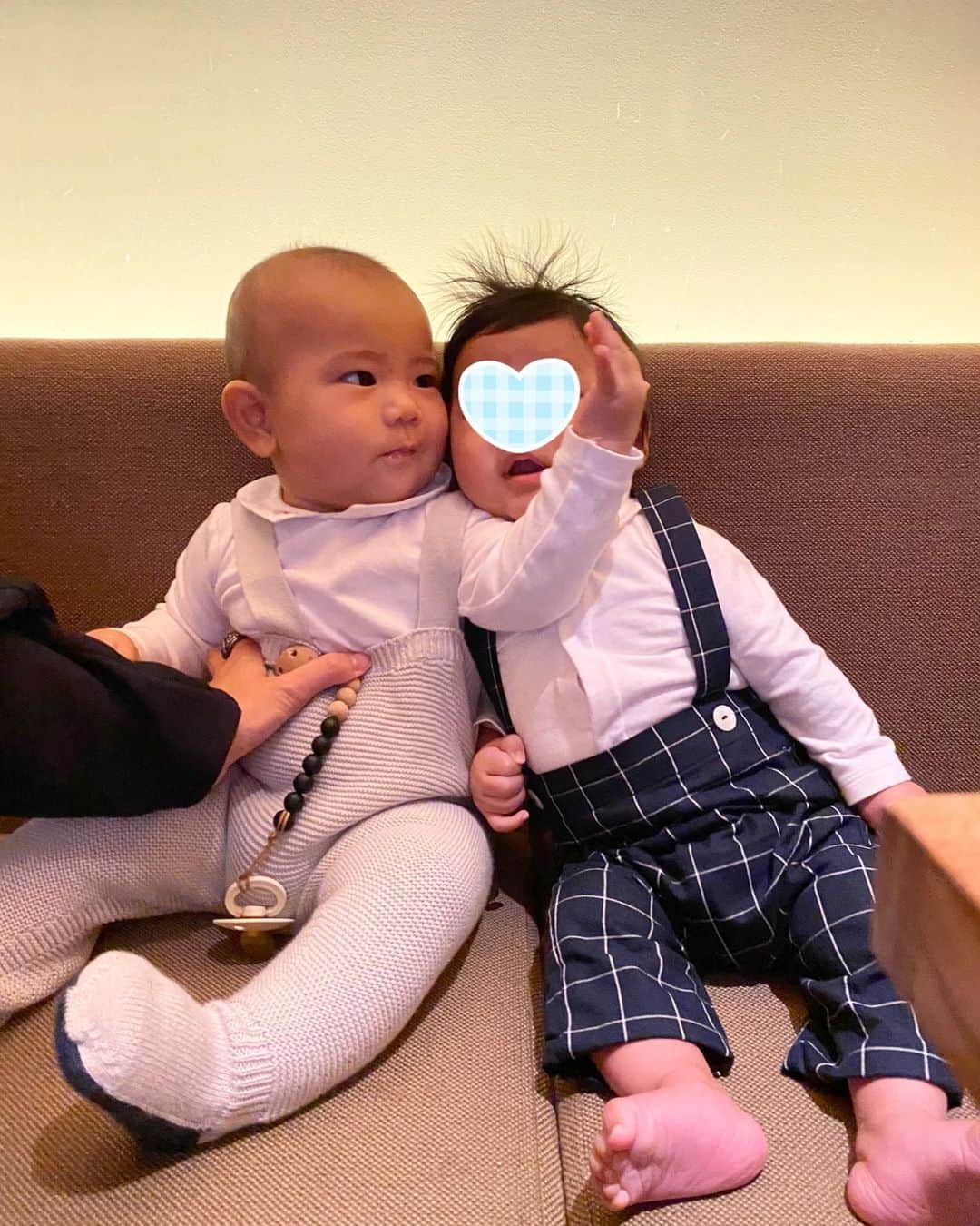 Mai Wakimizuのインスタグラム：「お互いのことはまだ認識出来てないだろうけど、なんとなーく興味を持ってる様子♡不思議そうに見つめ合ったり触れ合ったりする2人が可愛くて、毎回カメラのシャッターが止まらない♡特に合わせたわけではないのに、襟付きにサロペットスタイルだった俺(ひゅうが)と僕(息子)の名コンビ＼(^o^)／3週間違いで生まれた、お腹の中の時から幼馴染♡ #badyboy#男の子ベビー#赤ちゃん#生後4ヶ月#生後5ヶ月#俺と僕」