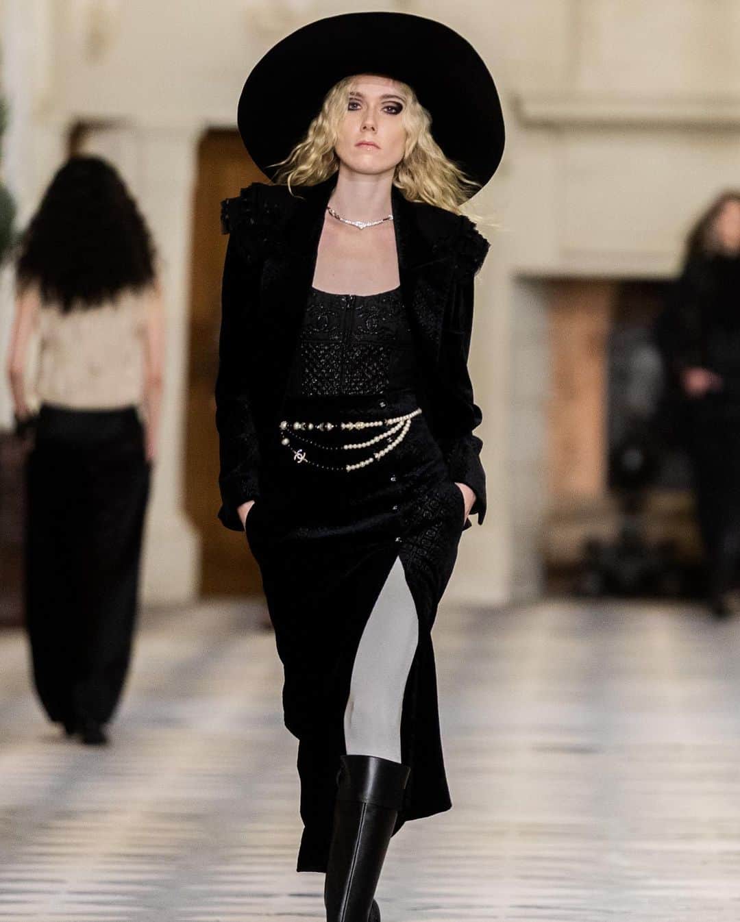 Vogue Italiaさんのインスタグラム写真 - (Vogue ItaliaInstagram)「@Chanelofficial has unveiled this evening its new Métiers d’art 2020/21 Show. This collection highlights the creative dialogue between Virginie Viard, Artistic Director of Chanel’s Fashion collections, and the Maisons d’art, enhancing the creations of the House. This year, the show was held at the Château de Chenonceau, located in the Loire Valley and also known as “Le Château des Dames” and was revealed in the presence of #KristenStewart. The actress and Maison ambassador will also be the muse for the collection’s campaign.   Photographs by Juergen Teller.   Read the review by @LauraTortora_vogueit at the link in bio.  #CHANEL #CHANELMetiersdart」12月4日 7時27分 - vogueitalia