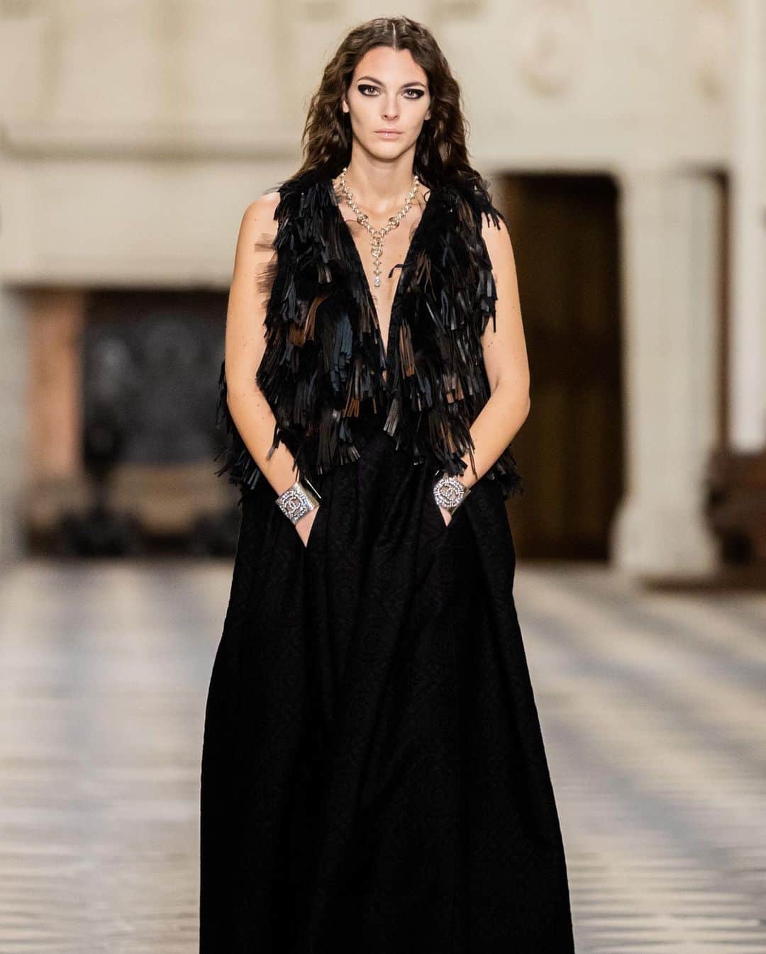 Vogue Italiaさんのインスタグラム写真 - (Vogue ItaliaInstagram)「@Chanelofficial has unveiled this evening its new Métiers d’art 2020/21 Show. This collection highlights the creative dialogue between Virginie Viard, Artistic Director of Chanel’s Fashion collections, and the Maisons d’art, enhancing the creations of the House. This year, the show was held at the Château de Chenonceau, located in the Loire Valley and also known as “Le Château des Dames” and was revealed in the presence of #KristenStewart. The actress and Maison ambassador will also be the muse for the collection’s campaign.   Photographs by Juergen Teller.   Read the review by @LauraTortora_vogueit at the link in bio.  #CHANEL #CHANELMetiersdart」12月4日 7時27分 - vogueitalia