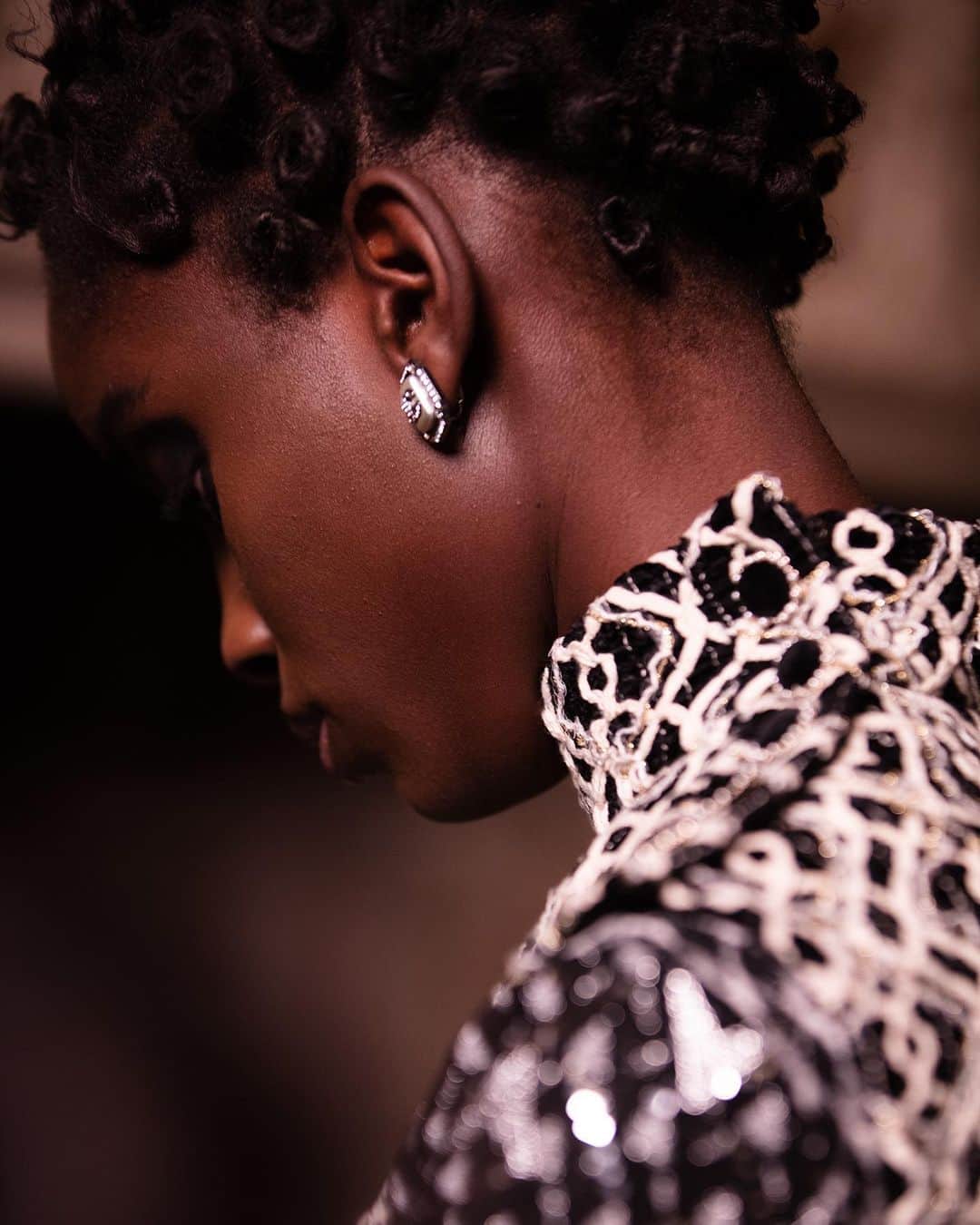 Vogue Italiaさんのインスタグラム写真 - (Vogue ItaliaInstagram)「@Chanelofficial has unveiled this evening its new Métiers d’art 2020/21 Show. This collection highlights the creative dialogue between Virginie Viard, Artistic Director of Chanel’s Fashion collections, and the Maisons d’art, enhancing the creations of the House. This year, the show was held at the Château de Chenonceau, located in the Loire Valley and also known as “Le Château des Dames” and was revealed in the presence of #KristenStewart. The actress and Maison ambassador will also be the muse for the collection’s campaign.   Photographs by Juergen Teller.   Read the review by @LauraTortora_vogueit at the link in bio.  #CHANEL #CHANELMetiersdart」12月4日 7時27分 - vogueitalia