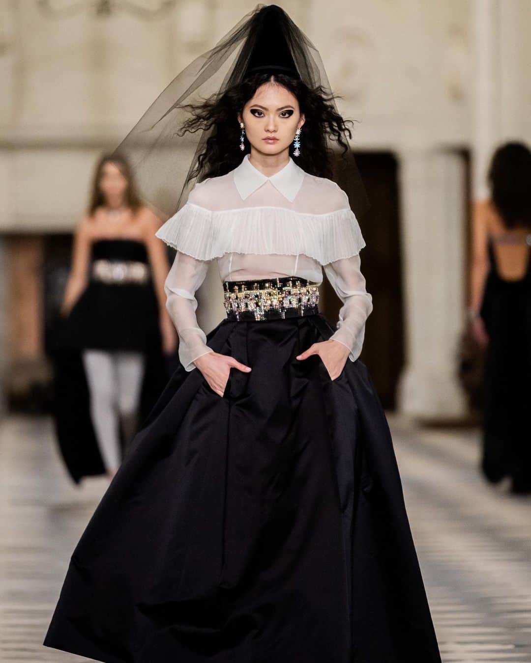 Vogue Italiaさんのインスタグラム写真 - (Vogue ItaliaInstagram)「@Chanelofficial has unveiled this evening its new Métiers d’art 2020/21 Show. This collection highlights the creative dialogue between Virginie Viard, Artistic Director of Chanel’s Fashion collections, and the Maisons d’art, enhancing the creations of the House. This year, the show was held at the Château de Chenonceau, located in the Loire Valley and also known as “Le Château des Dames” and was revealed in the presence of #KristenStewart. The actress and Maison ambassador will also be the muse for the collection’s campaign.   Photographs by Juergen Teller.   Read the review by @LauraTortora_vogueit at the link in bio.  #CHANEL #CHANELMetiersdart」12月4日 7時27分 - vogueitalia