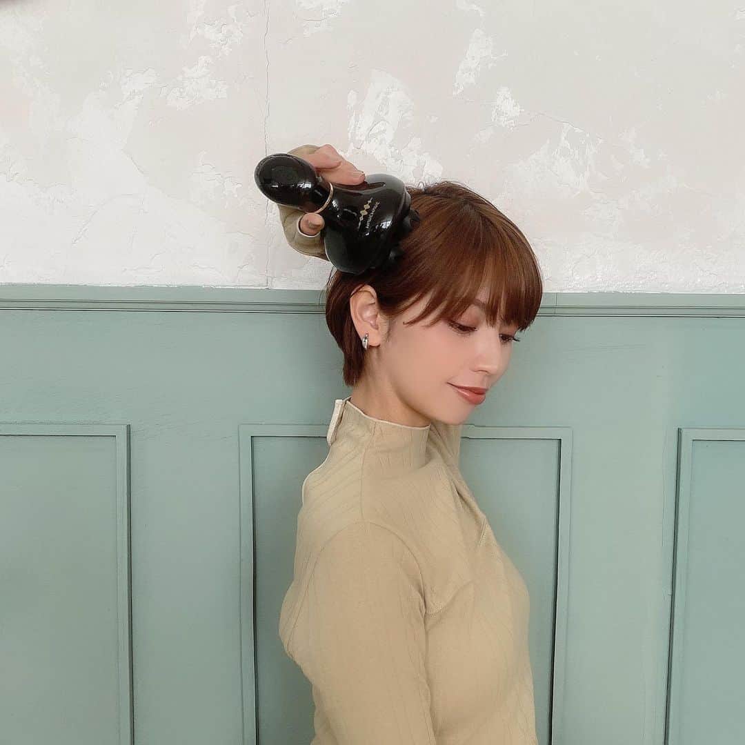 のインスタグラム：「． ヘッドスパや美容室でいつも 『頭皮凝ってますね』と言われるほど 頭が凝りやすく、偏頭痛も出やすいので 自宅でもケアできるヘッドマッサージ機を導入💆‍♀️ @wavewave.wavewave ． 頭に添えるだけで頭皮をしっかり掴んで揉んでくれるので、頭皮が動いているのが本当によく分かるし、マッサージ後のスッキリさが凄い‼︎ 防水で、肩や脚などボディマッサージにも使えるので、お風呂の中で頭〜脚まで揉みほぐすのが最高の幸せ🛁 ． #頭皮マッサージ #ヘッドスパ #美容家電」