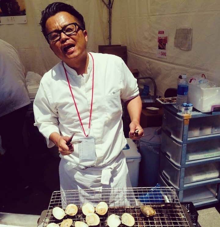 Komerco-コメルコ-さんのインスタグラム写真 - (Komerco-コメルコ-Instagram)「. クリエイターの日々ごはん【Zuihou Sigure】  Komercoで料理が楽しくなるモノを出品されているクリエイターさんに、創作活動や日々のごはんについてお話を伺うインタビュー連載企画🙌  今回お話を伺ったのは、三重県桑名市で名産の志ぐれ煮を製造販売する「Zuihou Sigure」の3代目代表取締役社長・水谷隆也さん。清流長良川が海へ流れ込む桑名の浜は昔からあさり、蛤漁の盛んなところなのだとか。  「手づくりの真心こめし味しぐれ」をモットーに、昔ながらの製法で作られる商品の魅力と、日々のごはんの楽しみ方について教えていただきました😋  ぜひ最新のコメルコバナシをご覧くださいね✨  ------------------------------- ▷ #コメルコバナシ は、KomercoアプリとWebサイトのホーム画面でご紹介している読みもの。クリエイターや作品の魅力を紹介し、モノからはじまる料理の楽しさと可能性を提案しています。 https://komer.co/komercobanashis  ▷Web版はプロフィールリンクから📲 @komerco_official  ▷iOS版アプリのダウンロードはAppStoreにて「Komerco」または「コメルコ」と検索🔎 -------------------------------  #komerco #コメルコ #cookpad #クックパッド #komercoごはん #料理をもっと楽しく #おうちごはんを楽しもう #おうちごはん #おうちごはんlover #instafood #foodpic #cookinglove #手しごと #インタビュー #コメルコバナシ #komercoフード #農家 #家庭料理 #三重県 #桑名市 #志ぐれ煮 #栄養士 #佃煮 #うなぎしぐれ #肉味噌 #無添加 #ZuihouSigure #長良川 #瑞宝志ぐれ」12月4日 7時30分 - komerco_official