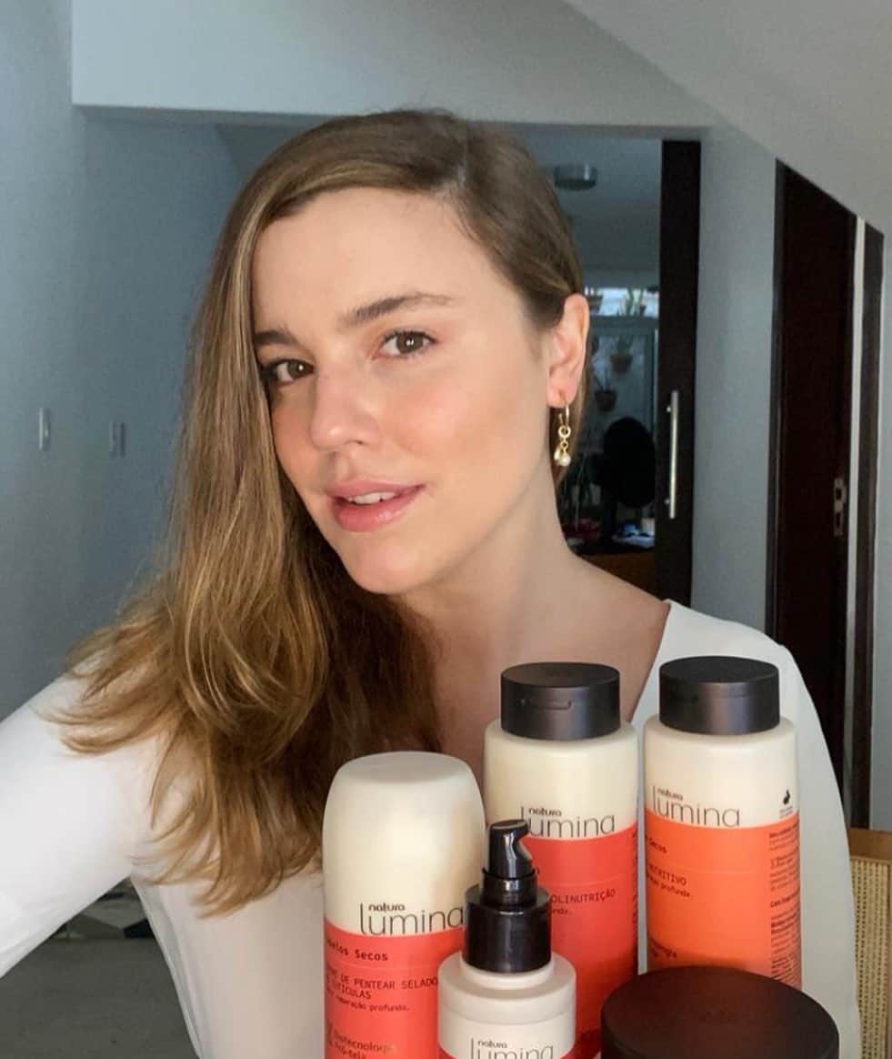 Alice Wegmannのインスタグラム：「fui convidada pela @naturabroficial pra conhecer a marca Natura Lumina ✨ que trata e cuida de cada cabelo como único, respeitando a nossa verdade 🥺♥️ eles desenvolveram a biotecnologia pró-teia (inspirada na teia de aranha, CHIC) unindo ciência e natureza, preenchendo os fios de dentro pra fora com a precisão exata nos danos! Eu vou começar a testar esse kitzão pra cabelos secos - porque o meu acaba ressecando bastante no verão - e conto pra vocês o que tô achando :) ah! vale falar que todos os produtos da Lumina são veganos, não foram testados em animais, tem embalagens sustentáveis e opções de refil 🏹 #ad #Natura #NaturaLumina #Lumina」
