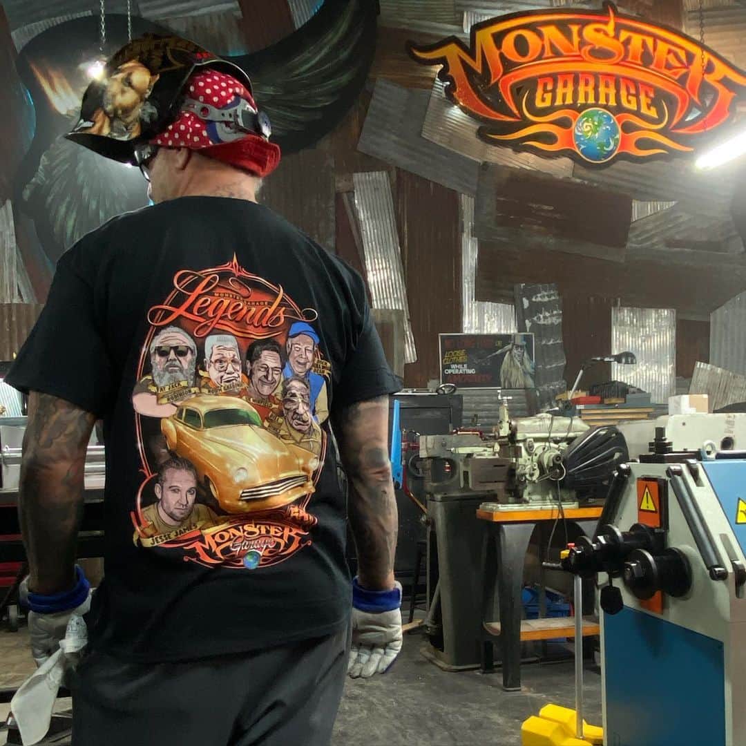ウエストコーストチョッパーズのインスタグラム：「........  💥MONSTER GARAGE is BACK!!!💥  *Streaming January on @discoveryplus 👈🏾👈🏾  *Follow @officialmonstergarage for more Info!  Follow : 👉🏾👉🏾 @discoveryplus 👈🏾👈🏾  #jessejames」