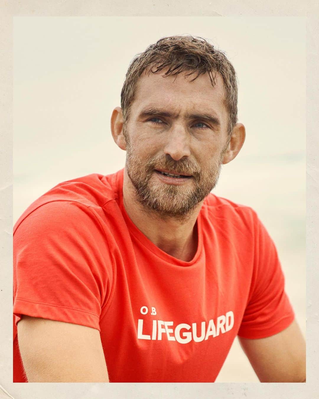 オールバーブラウンのインスタグラム：「Tap to shop this fun, printed 'Lifeguard' slogan tee in Rescue Red for the perfect suitcase accompaniment.🧳📍 We have more options via the link in bio - signature towelling, adaptable Merino & sporty pique polos.  #DoseOfSun #OrlebarBrown #OBsAroundTheWorld」