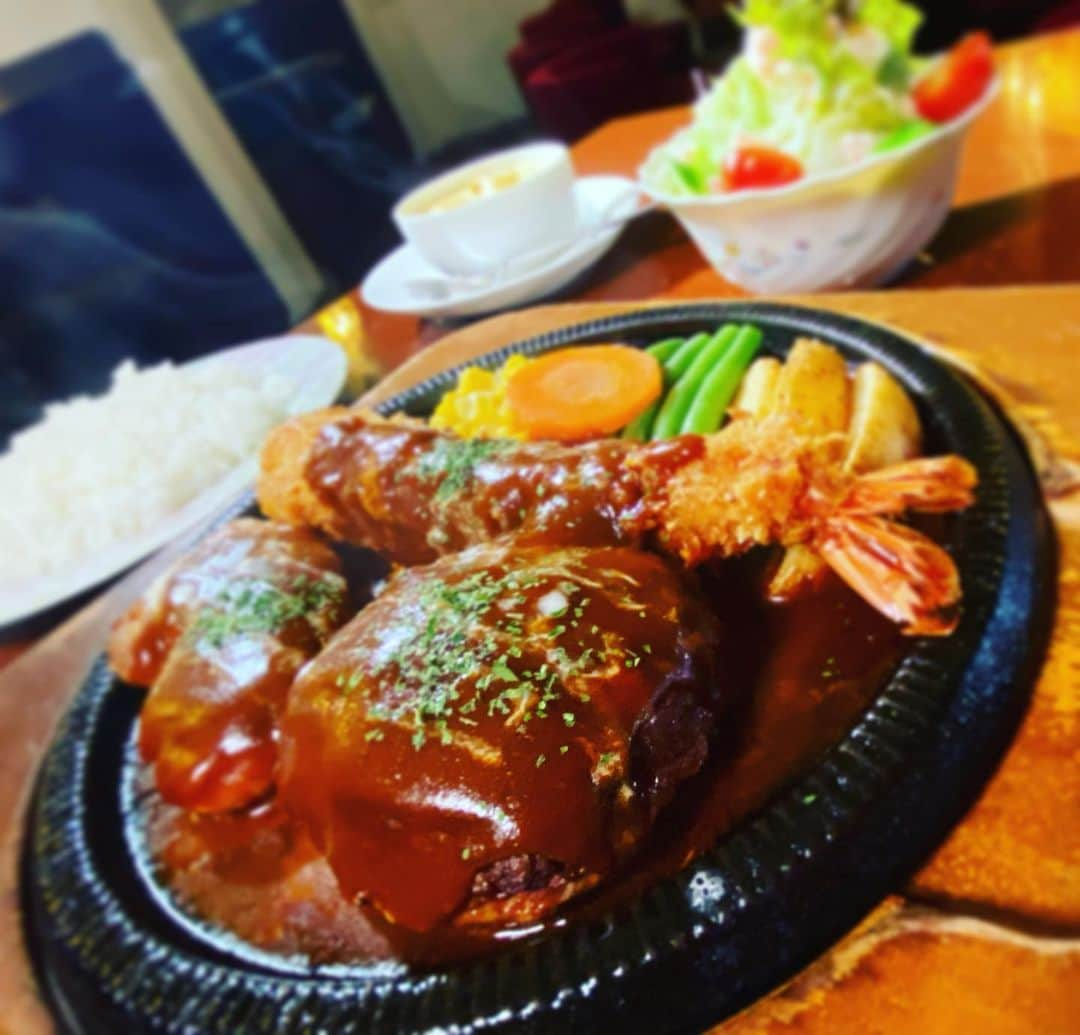 中華首藤のインスタグラム：「🍴  #熊本グルメ  #熊本市 #北区 #老舗レストラン  #ニュースペイン館  #昭和レトロ #懐かしい雰囲気のお店  #人気 メニューは #スペシャルセット  #夢パフェ  #画力  #ルーレット式おみくじ器  #レストランあるある  #ベロア素材 #椅子もおしゃれ  #男性 #女性  #デートおすすめ   #熊本県 #大分県 #ローカルタレント #中九州タレント #中華首藤」