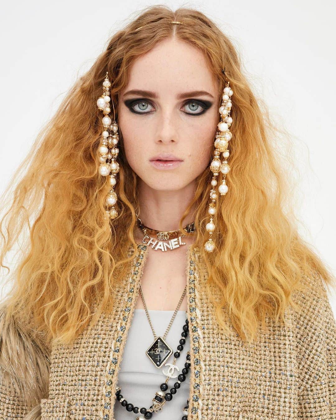 Vogue Italiaさんのインスタグラム写真 - (Vogue ItaliaInstagram)「As a teaser ahead of its Métiers d’art 2020/21 Show, @Chanelofficial shared a series of shots by Juergen Teller featuring @RianneVanRompaey and @HeConghc. This collection highlights the creative dialogue between Virginie Viard, Artistic Director of Chanel’s Fashion collections, and the Maisons d’art, enhancing the creations of the House. This year, the show was held at the Château de Chenonceau, located in the Loire Valley and also known as “Le Château des Dames”.   Read the review by @LauraTortora_vogueit at the link in bio.  #CHANEL #CHANELMetiersdart」12月4日 7時59分 - vogueitalia