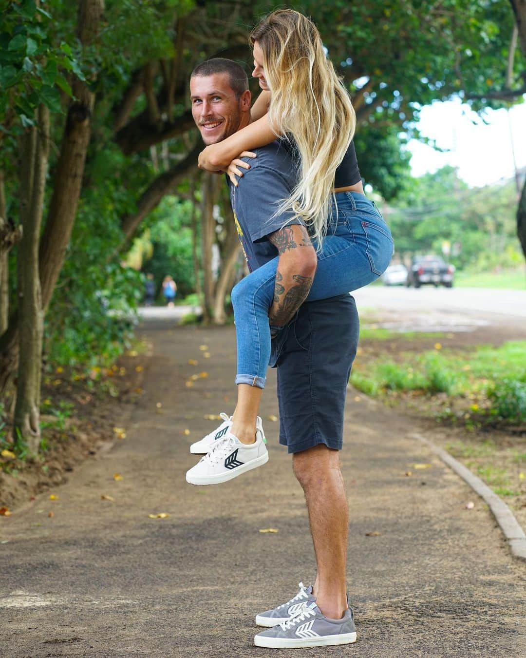 アラナ・ブランチャードのインスタグラム：「Trying to be cute in our @cariuma some of the most comfy shoes iv worn and I love that they are unisex so I can copy  @jackfreestone all the time now🤣」