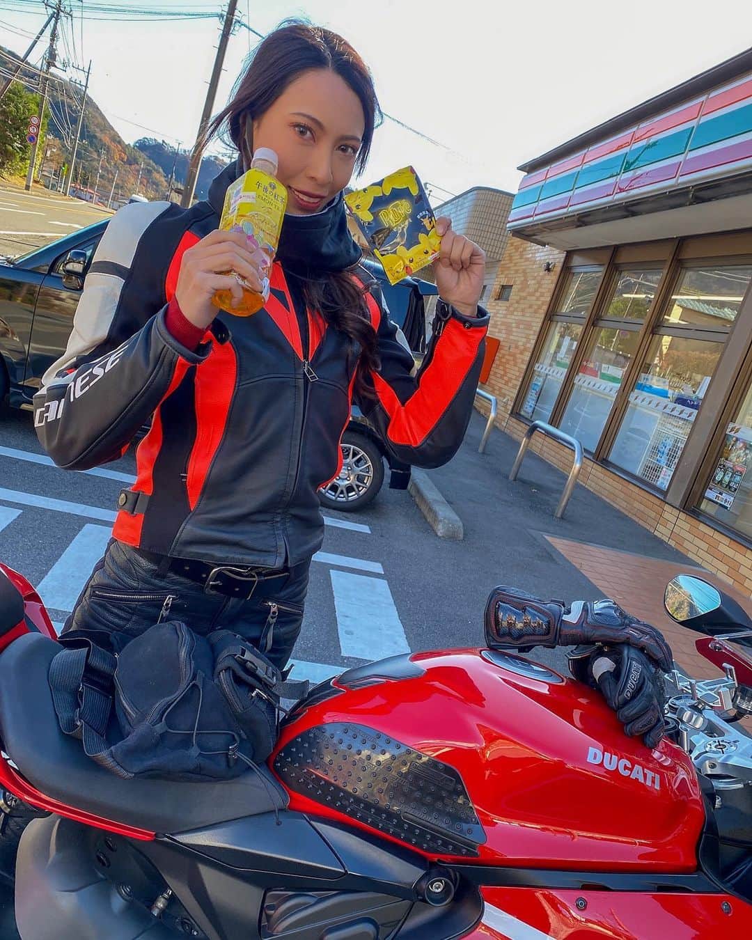 CAMIRAさんのインスタグラム写真 - (CAMIRAInstagram)「ツーリングといえばレモンティーとピュレグミだよねえ☺️笑  #バイク女子#バイク写真部#レモンティー大好き#バイクのある風景#bikegirl#motorcycle#bikelife#bike#ducati#panigale#superbikes」12月4日 7時54分 - camila.528