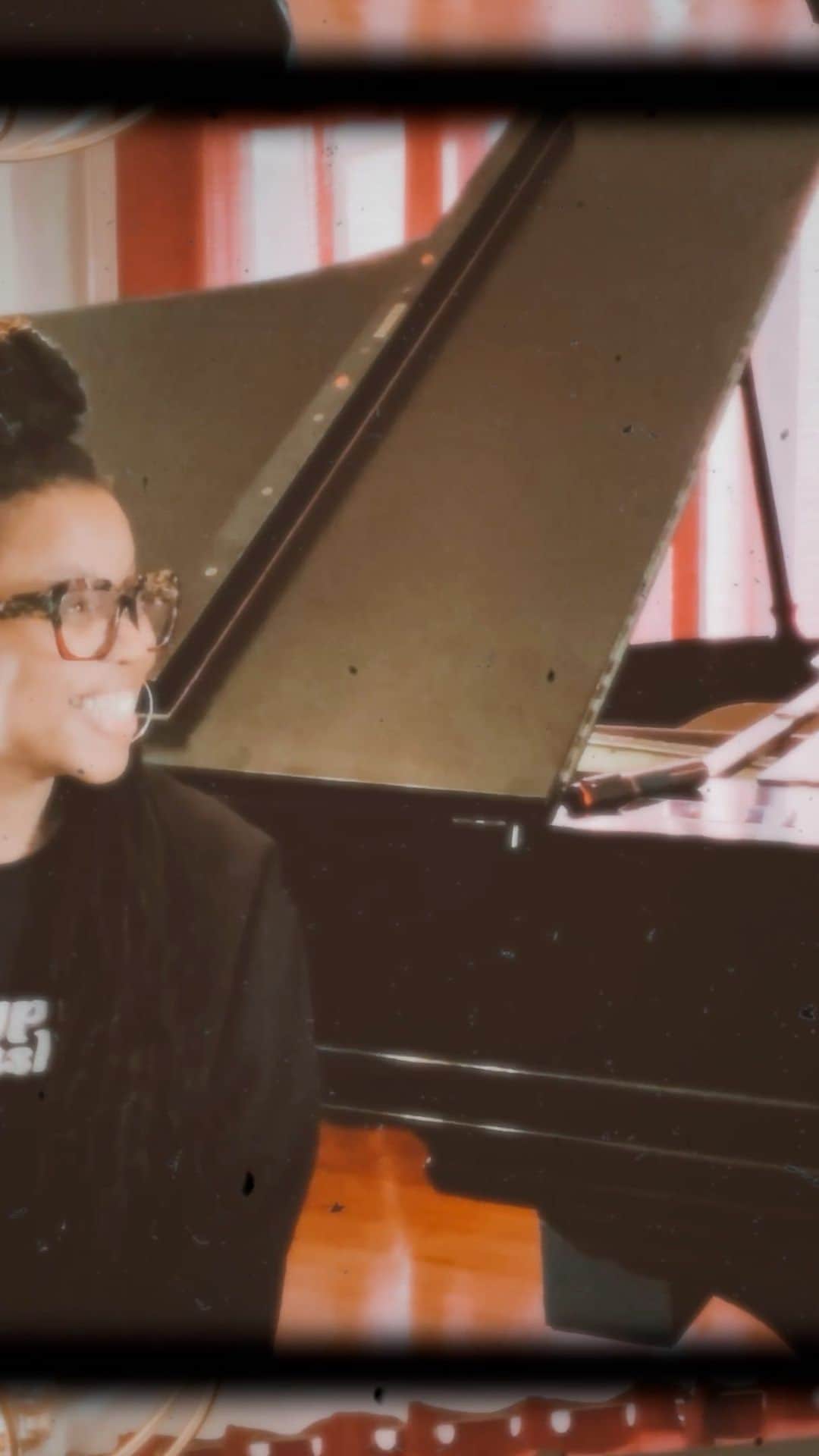 カミラ・マーシャルのインスタグラム：「I MISS making MUSIC in the SAME ROOM as other MUSICIANS.  I always knew creating with others was IMPORTANT and now more than ever I KNOW it’s a LIFELINE.  TODAY, me and @avisreese made music for the first time since the top of the year...so GRATEFUL for this moment. My WORHIP IN THIS VIDEO IS JUST GRATITUDE GRATITUDE GRATITUDE.」