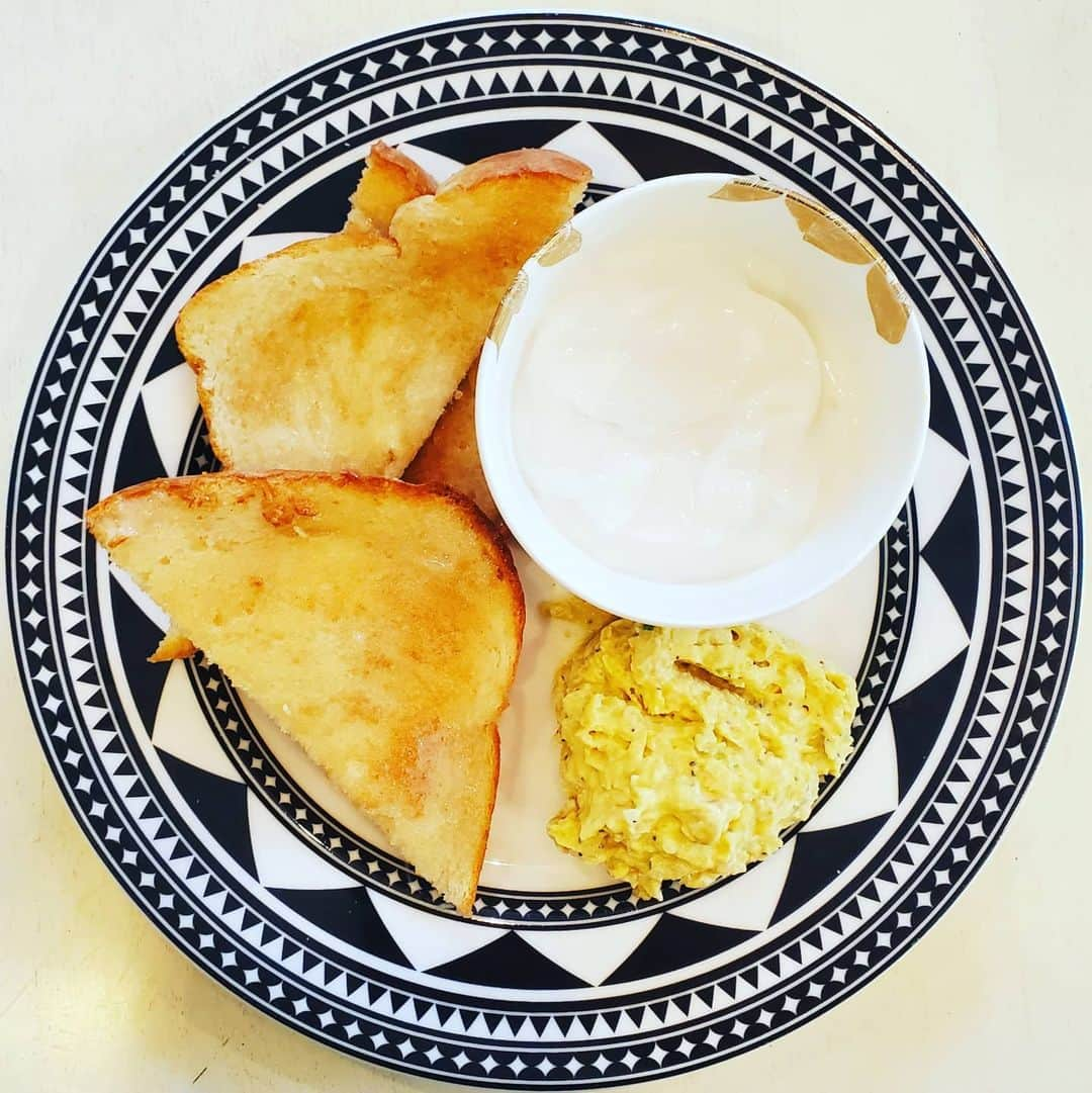 ガソリングラマーさんのインスタグラム写真 - (ガソリングラマーInstagram)「PLANT BASED BUTTER TOAST + YOGURT + CHICKPEA EGG SALAD #GASOLINEKITCHEN  🍞🧈🥥🌿🍳🧅🧄🌶 @harmlessharvest #coocnut #yogurt @heartlandbreadco #grandmasperfectwhite #bread #toast  @miyokoscreamery #glutenfree #oatmilkbutter #VEGANBUTTER  @rabbitfoodgrocery #chickpea #eggsalad dip deli salad #vegan #veganfood #whatveganseat #plantbased #vegetarian #VEGANGOOD #vegansofig #veganfoodie #foodie #plantbased #plantbasedfood #plantbasedfoodie @gasolineglamour #gasolineglamour  @gtfoitsvegan  #gtfoitsvegan @marketbox.sd #marketboxsd @caskatatableware fez plate + Arbor snack bowl」12月4日 7時54分 - gasolineglamour