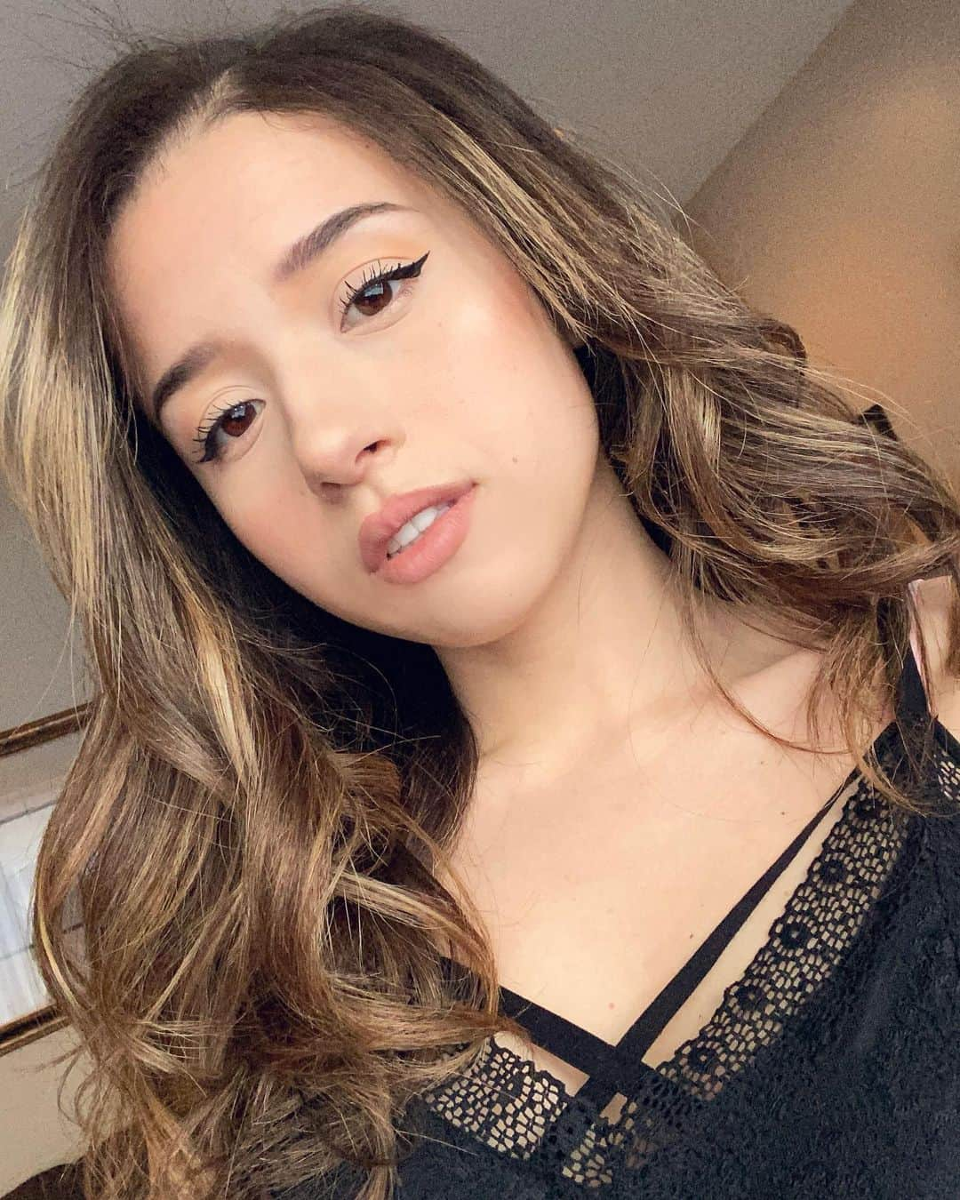 Pokimaneさんのインスタグラム写真 - (PokimaneInstagram)「:) :o」12月4日 8時01分 - pokimanelol