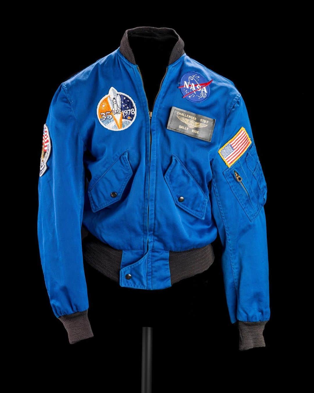 スミソニアン博物館さんのインスタグラム写真 - (スミソニアン博物館Instagram)「It's getting chilly out there, so don't forget your jacket. This one belonged to astronaut Sally Ride. Ride became the first American woman in space when she flew on the STS-7 shuttle mission in 1983. Shuttle astronauts wore this type of flight jacket to work and public appearances. The nametag identifies the STS-7 mission on which Ride earned her astronaut wings, while the patch across the chest indicates that she was one of 35 astronauts selected in 1978 as the first group chosen for the space shuttle program. The right shoulder has the patch for her other mission, STS-41G in 1984. Ride’s partner Tam O’Shaughnessy donated the jacket to our @airandspacemuseum.」12月4日 8時03分 - smithsonian