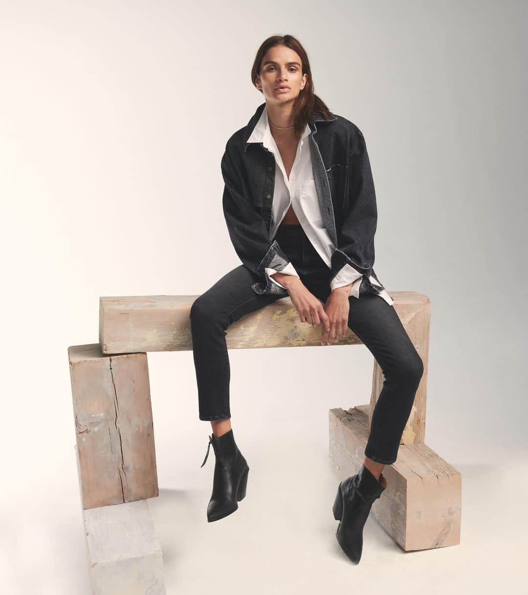 ハドソンのインスタグラム：「Back to basics with black and white.」