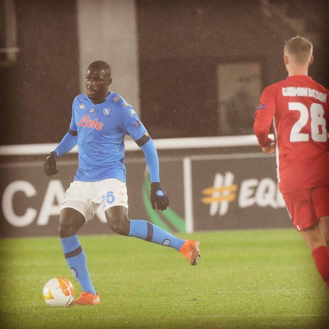 カリドゥ・クリバリさんのインスタグラム写真 - (カリドゥ・クリバリInstagram)「💙 #ForzaNapoliSempre 💪🏿 #KK  ⚽️ #AZNapoli 1-1 #UEL」12月4日 8時06分 - kkoulibaly26