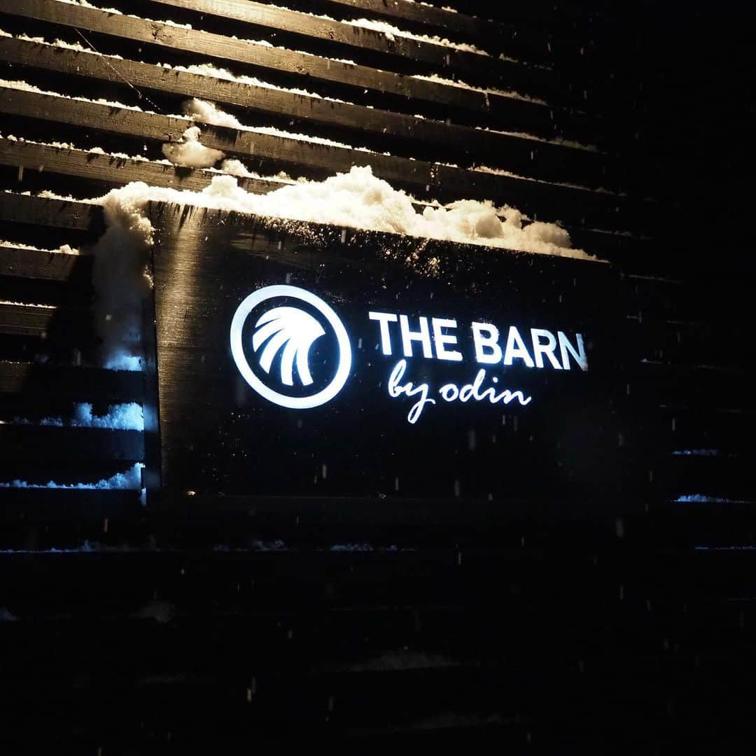 The Barn by Odinさんのインスタグラム写真 - (The Barn by OdinInstagram)「✴︎ 毎年、寮生活となるために若手の男性メンバーだけで 創りあげるTheBarn。  当初、オーナーとの契約は3年間でしたが、  “頼れる先輩もいない中、自分達だけでレストランを創る 体験は本当に成長を実感できた。 この経験を後輩にもさせてあげたい。 そして、これからもずっとバーンを続けていくことで、 ニセコという街に必要なお店にできると信じています。”  と強く訴えたそうです。 その想いがオーナーにも伝わり、今年で6年目になります。 全国から毎年違ったメンバーが集いお店を創りますが、 その年その年でお店の色が違っていて、前年よりも もっといいお店にしようと毎年進化させ続けております。 今年はコロナウイルスの感染対策のため、相部屋を無くし 一人一部屋を確保したため、女性メンバーも新たに加わり10名で営業させていただく事となりました。  安全対策を第一にとりながら、ニセコにいらっしゃる お客様へ、例年以上の最高のおもてなしを届けていきます！  コンセプトは”Fireplace ”   暖炉の前で人々が集まり、絆を深め合う。 そんな心も体も暖まる心地よい空間お店を目指して 今年は走り出します。  #thebarnbyodin#thebarn#barn #nisekorestaurant#restaurant #niseko#hokkaido#hirafu #dining#2020 #comingsoon#backhome #ski#snowboard#snow#winter #plandosee#pds #vacation#wintervacation #北海道#ニセコ#ヒラフ#倶知安 #スキー#スノボー#冬#冬季限定#レストラン#おもてなしが好きだから」12月4日 8時16分 - niseko_thebarn