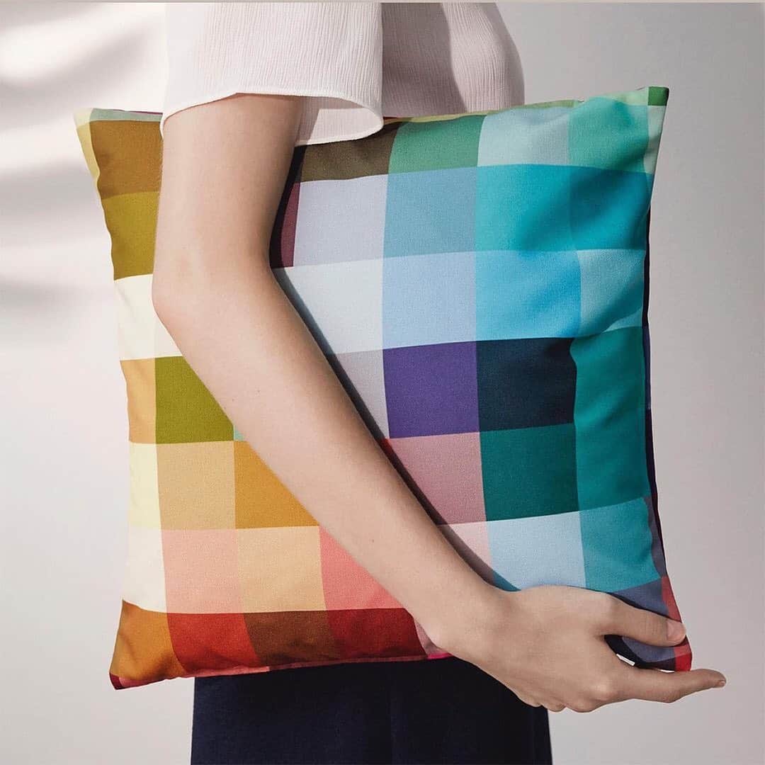 Design Milkさんのインスタグラム写真 - (Design MilkInstagram)「Many people have moved residences this year. Chalk it up to the increased prevalence of remote work, unforeseen life circumstances or just a newly ignited desire for seclusion - whatever the reason, a new home is cause for celebration. 🏠 If you're gifting to a new homeowner this year, consider an adornment for their new space. \\\ We've rounded up a few gift ideas from Design Milk Shop and a few of our friends. Swipe for some of our favorites and tap the link in bio to shop the full guide. 🔗」12月4日 8時18分 - designmilk