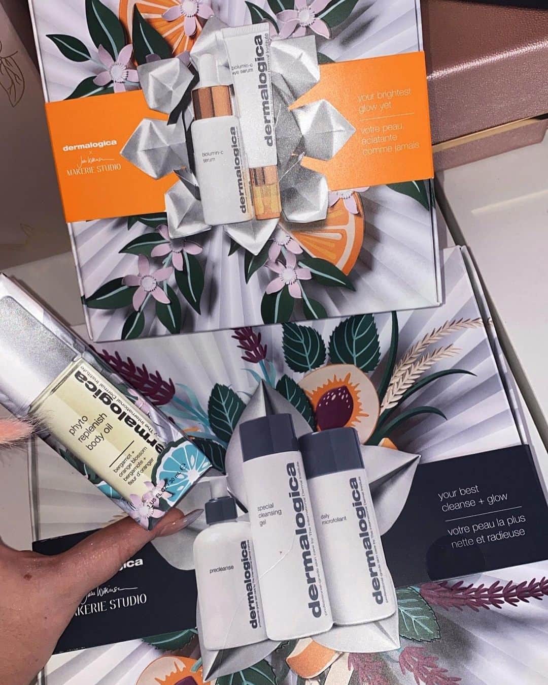 Shannonさんのインスタグラム写真 - (ShannonInstagram)「#Ad  It’s SILLY SEASON LADIES! 🤩🤍 This year we can forget about Santa 🎅🏼 because @dermalogicaaus as us covered this Christmas season with loads of cute holiday gift packs! 💓 these are three of my favorites and I am obsessed! The perfect gift for a loved one, or if you want to spoil yourself to an amazing summer glow this year! 🤤 I LOVE the ‘your best cleanse + glow’ gift box with my current holy grail product - the precleanse! 😍 I’m also obsessed with their phyto replenish body oil - their holiday version comes in a handy roller ball! It’s a must try 💓 Use code SHANNON10 to get 10% off your order!」12月4日 8時19分 - shaaanxo