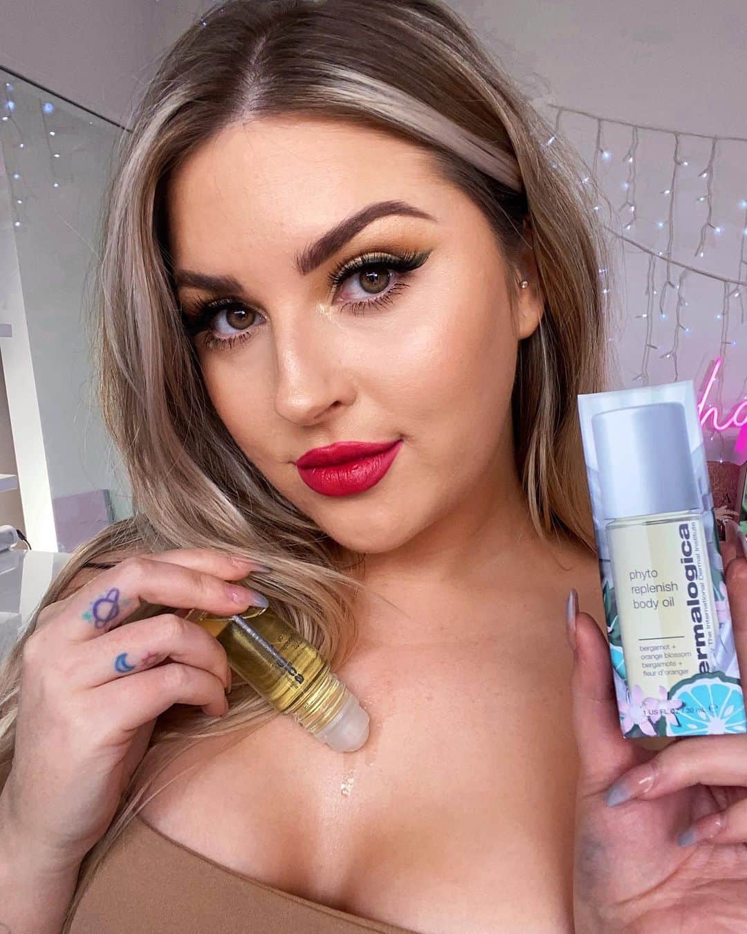 Shannonのインスタグラム：「#Ad  It’s SILLY SEASON LADIES! 🤩🤍 This year we can forget about Santa 🎅🏼 because @dermalogicaaus as us covered this Christmas season with loads of cute holiday gift packs! 💓 these are three of my favorites and I am obsessed! The perfect gift for a loved one, or if you want to spoil yourself to an amazing summer glow this year! 🤤 I LOVE the ‘your best cleanse + glow’ gift box with my current holy grail product - the precleanse! 😍 I’m also obsessed with their phyto replenish body oil - their holiday version comes in a handy roller ball! It’s a must try 💓 Use code SHANNON10 to get 10% off your order!」