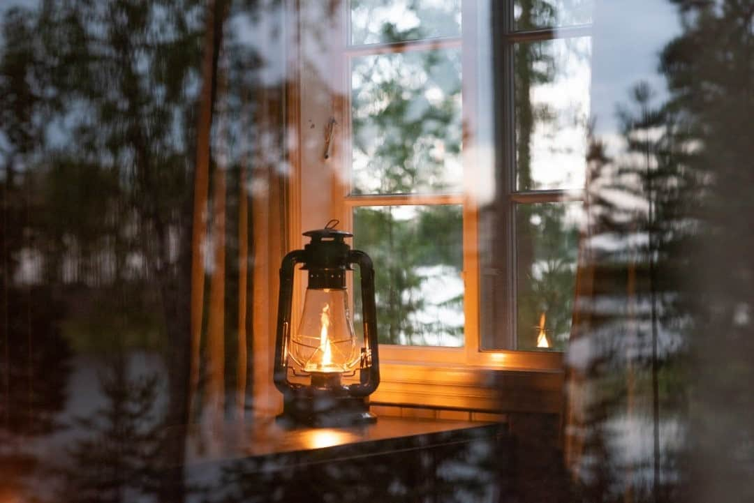 National Geographic Travelさんのインスタグラム写真 - (National Geographic TravelInstagram)「Photo by @MartinEdstrom / The greens of the forest reflect on a window looking into the lamp-lit room of a cabin without electricity in northern Sweden. As fall gets darker and darker, I'm often drawn to the shifting of the colors we surround ourselves with. As fall and winter days bring a lot of heavy blue hues to the skies and shadows outside, making everything look colder, we make our indoor lights warmer and warmer. Perhaps the human brain is wired to feel comforted by the sight of a flickering flame. Mine sure is.  Follow @MartinEdstrom for more images exploring Sweden and the Nordics. #fire #lamp #fall #sweden #exploringhome」12月4日 8時35分 - natgeotravel