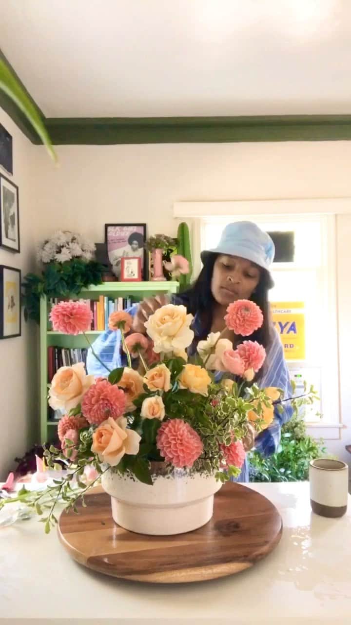 Grace Bonneyのインスタグラム：「@biablooms here, signing off officially from this DS takeover. 🔮🌸 I’ve had such a wonderful time hanging out with y’all the past 2 days. Before I make my way back to my own IG page, I wanted to leave you with another soothing arrangement video. I’ve got dozens more via my @biablooms IGTV if you’re ever looking to quiet your mind for a bit! 💕 I’d love keep in touch, follow me via @biablooms. My website is biablooms.com; I’ve got all kind of details about my work, contact info, and ways to order blooms there. Thanks for having me @grace__bonney  and  @designsponge.   Wishing you all well!💕  🎶Gymnopedie No 1. - Satie」