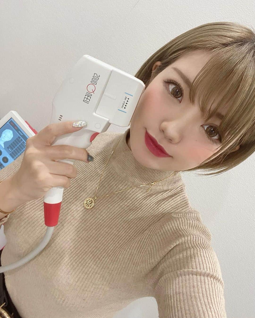 みきでりさんのインスタグラム写真 - (みきでりInstagram)「最近お肌の調子いいな嬉しいな〜😳💕 けど、なんでだろう…？って考えてみたら、 東京中央美容外科渋谷院（ @tcbshibuya ）で ソノクイーンしてから約2週間経ったんだ😳✨✨ ㅤ ㅤ ハイフだからリフトアップ効果もあるけど、 肌のコラーゲン生成にも働きかけてくれるから そのおかげでお肌のくすみが取れたんだと実感☺️✨ これからもっと乾燥する季節だから、 自分でも保湿ケア頑張っていこうと思う😌💫  吉田先生( @tcb_yoshida )ありがとうございました◡̈♥︎  ㅤ ㅤ ㅤ ㅤ ㅤ ㅤ　ㅤ ㅤ ㅤ ㅤ　ㅤ ㅤ　 ㅤ ㅤ ㅤ ㅤ #東京中央美容外科渋谷院#吉田慧#ハイフ#HIFU#リフトアップ#美容整形ならTCB東京中央美容外科#TCB#PR#美容外科#渋谷#ソノクイーン#美容クリニック#美意識#美容#小顔#丸顔#童顔#ファイスライン#リフト#アンチエイジ#リフトアップならTCB東京中央美容外科#東京中央美容外科#サンタコス#コスプレ#ショート#ショート女子#ハイトーン女子#ハイトーン#ショートカット#ショートボブ」12月4日 8時38分 - mikidelicious