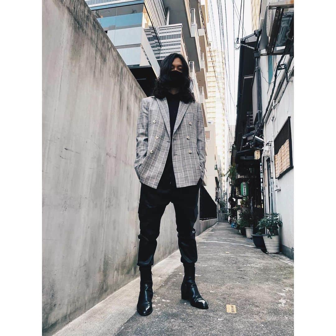 のインスタグラム：「中高生の時イエローモンキーに心奪われてました。  Stylist @keitadoll  Namasenmaisuki @golden.johnny」