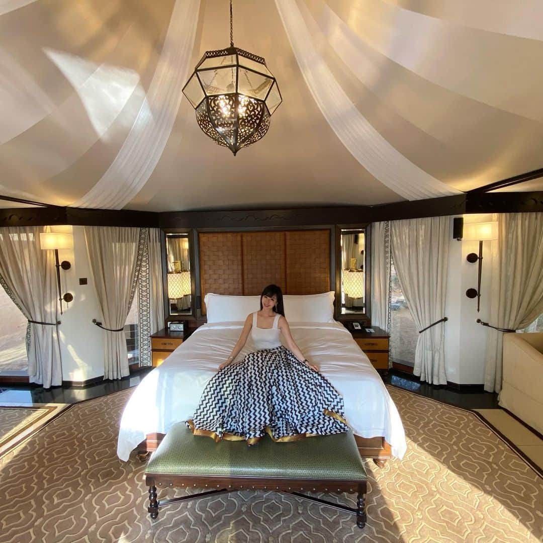 のインスタグラム：「砂漠のリッツカールトンホテル滞在記 その②  お部屋は色んなタイプがありますが、こちらはアルサハリプールヴィラという広さ約253㎡のヴィラです  砂漠の民ベドウィンの伝統的なテントをイメージしているそうで、とっても素敵でした！  お部屋にはリッツカールトンのチョコのプレゼントもあって美味しかった🥺❤️  ドバイ中心地からも1時間ちょっとで到着するし  ちょっとした旅行気分を味わい  大自然を満喫しに  Ras Al khaimah まで足を伸ばすのが  最近好きになってきてます  #ritzcarlton  #ritzcarltonalwadi  #ritzcarltonrasalkhaimah  #ラスアルハイマ #砂漠 #リッツカールトン #ドバイ #ドバイ旅行 #ドバイ観光 #ドバイインスタ映え  #ドバイ生活  #ドバイグラム  #ドバイ在住 #海外暮らし #海外旅行 #海外旅行好きな人と繋がりたい  #タビジョ #ビジットドバイ  #middleeast  #dubai #dubaitrip #dubaigram  #dubailife #dubaiinstagram  #mydubai #visitdubai」
