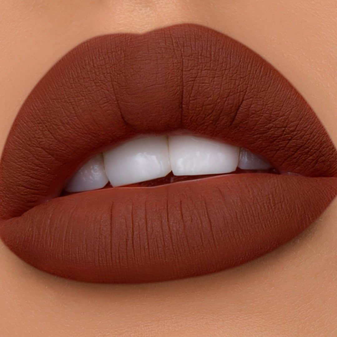 Too Facedのインスタグラム：「The perfect fall lip doesn’t exi - 😍 Our babe @soolmuaz wears our long wearing, lightweight Melted Matte Lipstick in the shade Makin’ Moves. #getmelted #toofacedambassador #toofaced」