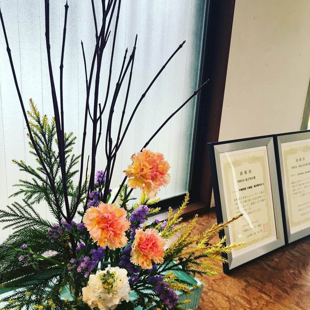旅館 川端屋のインスタグラム：「玄関のお花新しく生けました😊  本日もご予約ありがとうございます🙇‍♀️  お待ちしております。  www.kawabataya.jp  #川端屋  ＃今庄宿 ＃福井のお宿 ＃蟹料理 ＃生花 ＃北国街道」