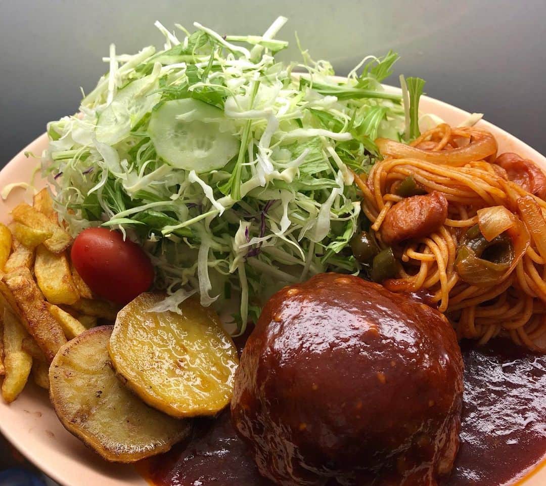 ◆miki◆のインスタグラム：「* * 🤤🤤🤤 * 登場回数多いハンバーグプレート🤤 (ちゃんと作った時しか撮らん🤳🏻)  チーズINハンバーグ 喫茶店のナポリタン コンソメポテト バターのさつまいも 水菜とキャベツのサラダ  唯一ののなのが わぁ～😳😳と言うてくれる ハンバーグ  煮物の時とか顔😑こんなんよね  ところでフライドポテト好きな子多いじゃろ～？ めちゃくちゃ美味い粉見つけて ぶっかけたら もう、雄叫び‼️‼️‼️ ふるポテじゃわ🍟🍟  楽天ルーム載せましたー‼️  🍟🍟🍟  #ハンバーグプレート #ハンバーグ #晩御飯 #フライドポテト #🍟 #ナポリタン」