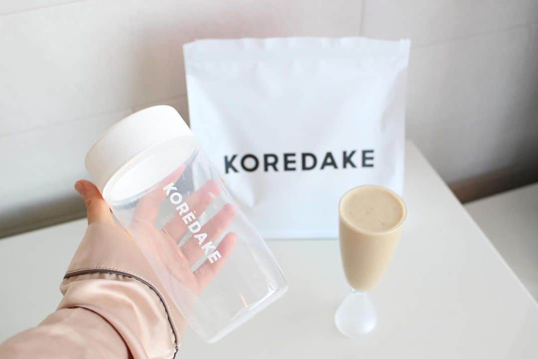 青山舞莉のインスタグラム：「@koredake_official  thank you very much🤍  KOREDAKEは完全栄養プロテインでとても飲みやすくて初めて飲む子でもhappyになれる健康をサポートしてくれるプロテイン。  忙しい日の置き換えにもなるしもちろんソイプロテインも入っているので運動時のカラダ作りにも飲めるよ🤍  ミーのおすすめの飲み方は -バナナ1本潰して -お水300ml -KOREDAKE 3スクープ and shake...  重たすぎないバナナシェイク🍌  ぜひtryしてみてね。  クーポンコード MILEZ で10%OFF🤍 *2PACKSを除く  あとねカメラの使い方難しいけどこれから投稿カメラ使おうかな〜✨  #KOREDAKE #完全栄養プロテイン」