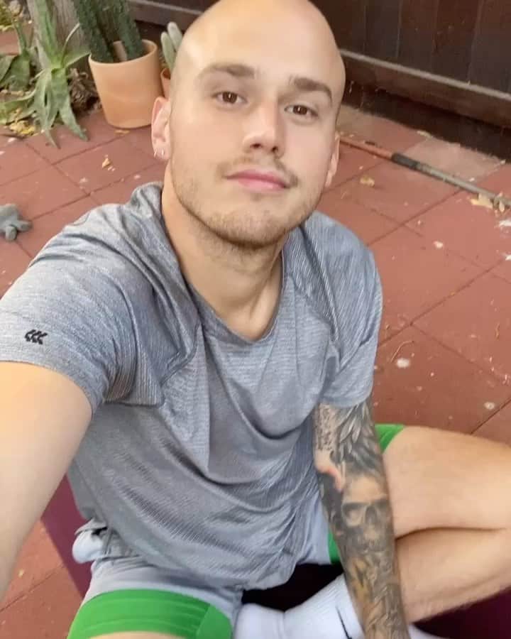 ブランドン・シェイアのインスタグラム：「Y’all... I have been sober an ENTIRE MONTH 😍」