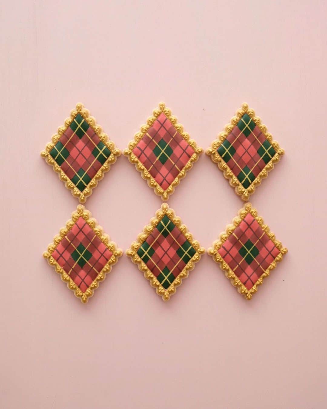 KUNIKAのインスタグラム：「Argyle pattern with gold flame cookies🎄☕️  今夜(12月4日)22:00〜インスタライブやります❃ いつも沢山の方に見ていただいて、ありがとうございます🙇‍♂️ 地道な作業ライブなので、BGM代わりや、たまに覗いてコメントしてくださったら嬉しいです。  アンケートの結果、今回は簡単にできるクリスマスモチーフにしようと思います🎄 はじめての方でも挑戦できるようなデザイン、考えながら寝ます😴 おやすみなさい〜  #artofkunika」