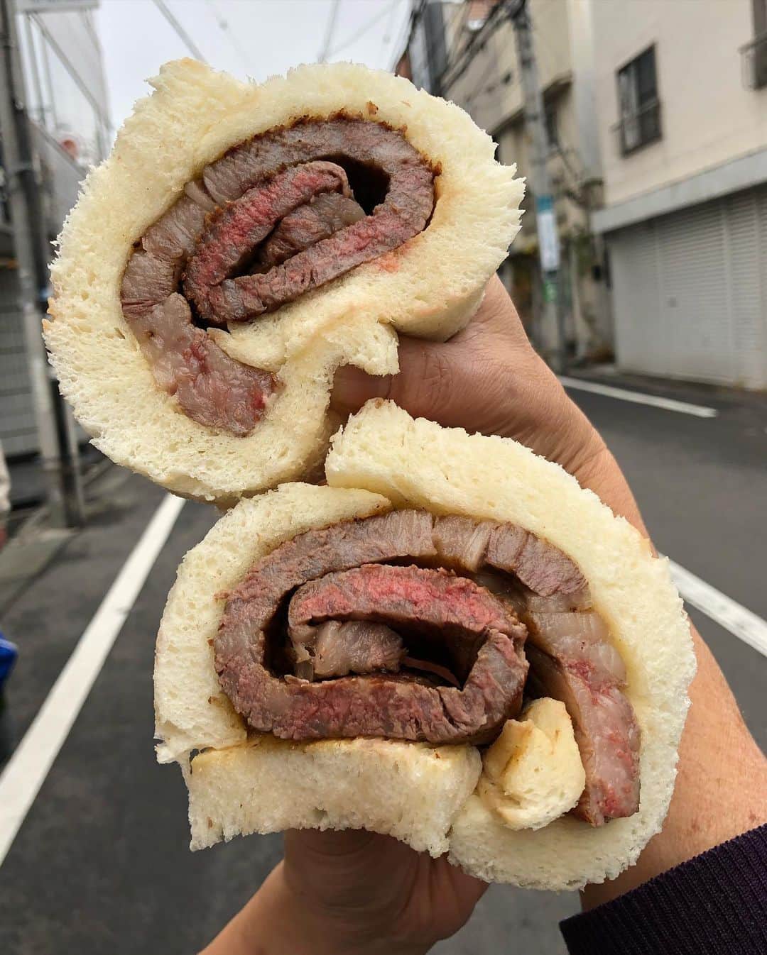 Coffee & Toast Tokyoさんのインスタグラム写真 - (Coffee & Toast TokyoInstagram)「<12月4日(金)は、 仕込みのため、店休となります>  ステーキロールパン！ 🥩🥩🥩  牛肉の試食も兼ねて、 たっぷりの飛騨牛を丁寧に焼き上げ、柔らかいお肉なので、 パンと巻いてみました！  脂の乗った、ジュシーな牛肉と、 もっちりのパンに思いっきり、かぶりつきました😋😋😋  #トースト #トーストアレンジ #食パンアレンジ #田園都市線カフェ #田園都市線パン #食パン #世田谷カフェ #東京パン屋 #パンスタグラム  #吐司 #paingrillé #torrada #toast #toasttuesday #tostadas #東京カフェ  #三軒茶屋カフェ#パン #パン屋 #肉  #ステーキ #ステーキサンド  #牛肉 #牛肉料理 #ステーキロール #ロールパンサンド #ロールパン #にく #肉スタグラム #かぶりつき」12月4日 9時11分 - coffeetoast2
