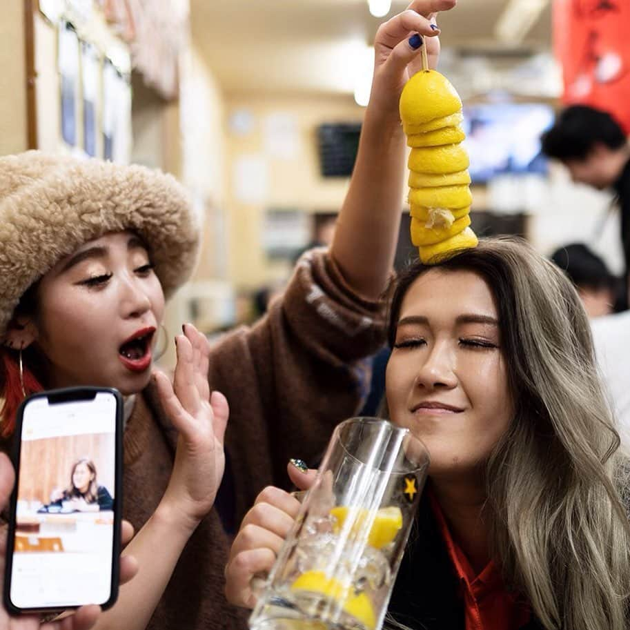 上田愛子のインスタグラム：「何も気にせずお酒を飲みたいです🍋 あと @aotan5444 に会いたいです🍋  #ばん  #レモンサワー  #🍋  #フェフ #フェフ姉さん」