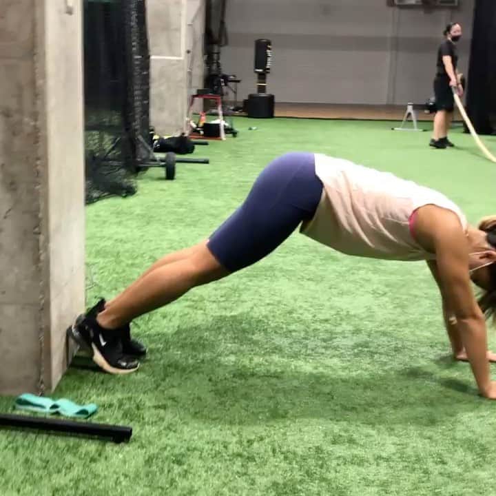 エビアン・クーのインスタグラム：「This week so far with my crazy exercise - My goal is to be able to do headstand one day... any goals for fitness for all of you? It was so hard at one point, Covid did make me really lazy. Finally I’m getting back into my routine again feeling healthy, moving my body. And of course working out with a friend helps a lot! Kelly you’re welcome to join with me anytime:) Jesse you’re so awesome, always believing in me and pushing all of us to be better. I’m so grateful for all of you, see you soon next week!!! @kellywuuu @jesse_nicholson_   一個のビデオちょっと くにゃくにゃしてるけどこれが最近の運動。 一時期コロナで運動もしなくなって食べるから太った！ また運動始めてヘッドスタンドできるように 今それに向けて練習してる！ やっぱり目標があった方が自分は 頑張れるんだなーって思った。 みんあは今どんな目標持ってる？ それとも持ってない？色々聞きたいな。」
