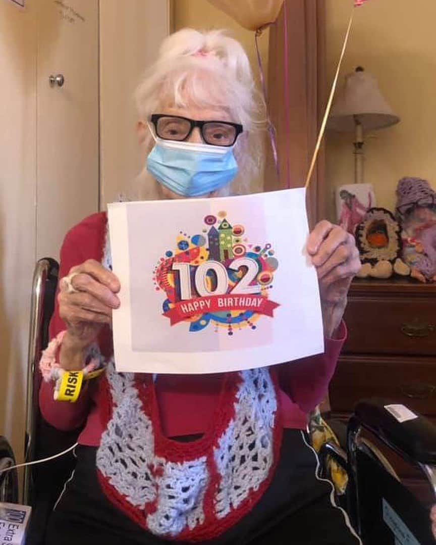 E! Onlineさんのインスタグラム写真 - (E! OnlineInstagram)「Angelina Friedman is a 102-year-old woman who lived through the 1918 flu pandemic 𝘢𝘯𝘥 survived cancer, and has now beat coronavirus—twice. As her daughter says, "You just can't give up. You have to fight." ❤️🥺 (📷: North Westchester Restorative Therapy & Nursing Center)」12月4日 9時16分 - enews