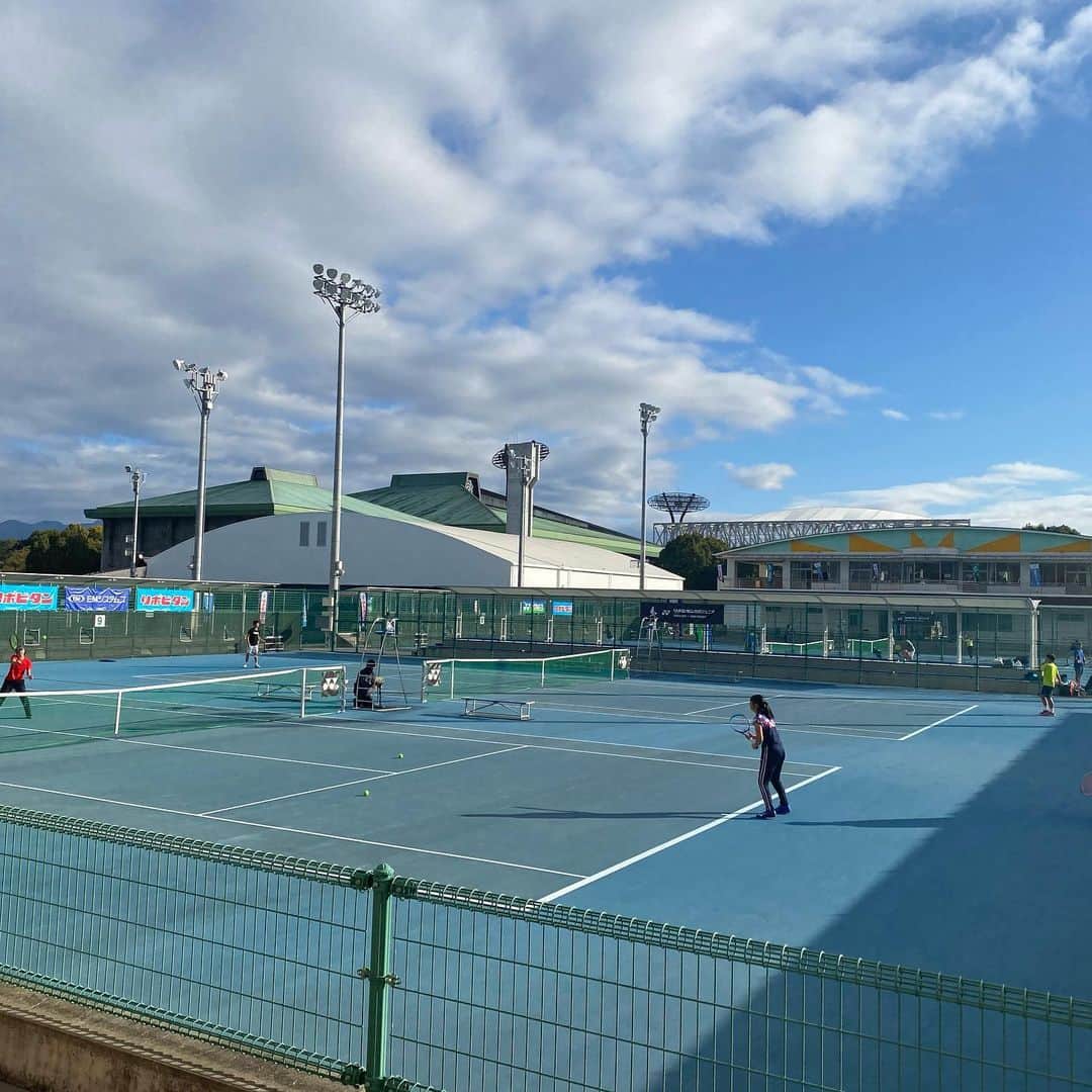 伊達公子さんのインスタグラム写真 - (伊達公子Instagram)「リポビタン国際ジュニア Presents  KIMIKO DATE×YONEX PROJECT 準々決勝 Projectの奥脇りのんちゃんが10:00から戦います。 テニスデイリーでライブ配信されるので観れます！ 松山は今日も快晴！ ＃伊達公子 ＃kimikodate  #テニス  #テニスプレイヤー #tennis  #tennisplayer #ゼネラルプロデューサー #itfジュニア国際大会 #itfjuniortennistournamnet #愛媛 #松山市 #リポビタン国際ジュニア #大正製薬 #リポビタン #emsystems #ヨネックス #yonexproject #yonex #yonexjapan #kimikodate×yonexproject #伊達公子×yonexproject」12月4日 9時19分 - kimiko.date