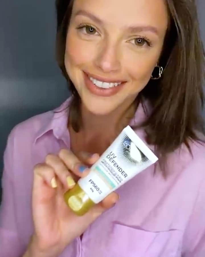 アガサ・モレイラのインスタグラム：「Eu decido não me esconder nunca. Eu defendo que toda mulher seja o que ela realmente é.  Com UV Defender você pode  ser quem você é. Você não precisa se esconder dos raios UV, responsáveis por 80% do envelhecimento da pele. UV Defender protege sua pele, e ainda tem ácido hialurônico antienvelhecimento. Tem um efeito lindo matte e é para vários tons de pele.  #EuDecidoEuDefendo #UvDefender #LorealParis #ad」