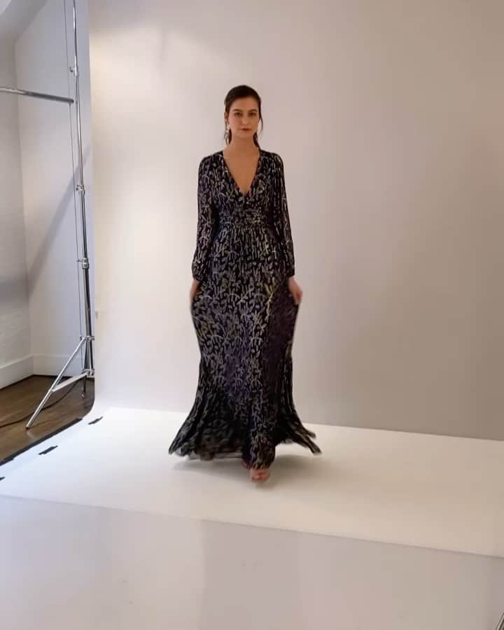 のインスタグラム：「Entrance-worthy. Click 👉🏼 to shop the Midnight Eliza Dress! #shoshanna #shoshannamidnight #eveningwear #metallic」