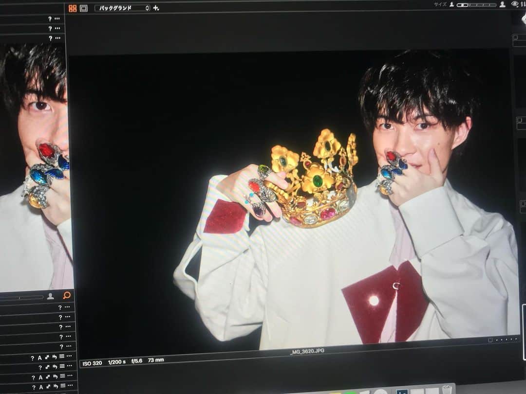 神木隆之介のインスタグラム：「昨日に引き続き、2020年カレンダーのオフショットをお届け！ ・ テーマの《誕生石》を表現するため、表紙では様々な宝石を身につけて撮影💎 白パターン・黒パターン、どちらも素敵すぎて、両方採用させてもらいました✌️ ・ ・ 実は… スタッフクレジットのページには、神木＆スタッフそれぞれの《誕生石》を入れ込んだデザインにしているんですよ！  #神木隆之介 #カレンダー」