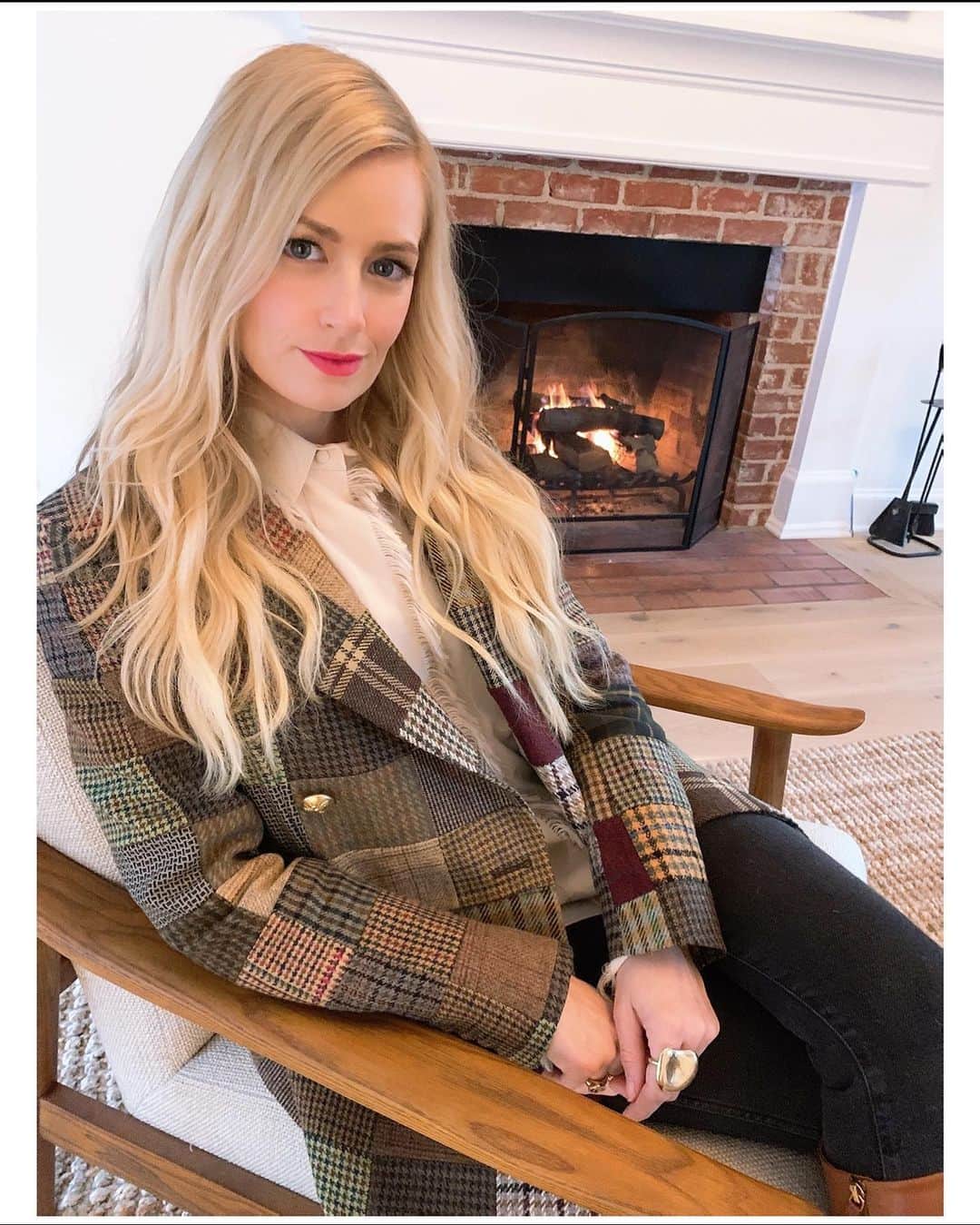 ベス・ベアーズのインスタグラム：「Lovin my new @kosas non toxic makeup for a fun #nytimes photoshoot today! Can't wait for y'all to see me channel my inner Diana meets Beth Harmon! @hairbyaviva @kmannmakeup   @rowingblazers  @chloe」